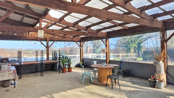 Domaine avec restaurant, habitation en parfait état, gîte, terrain, étang