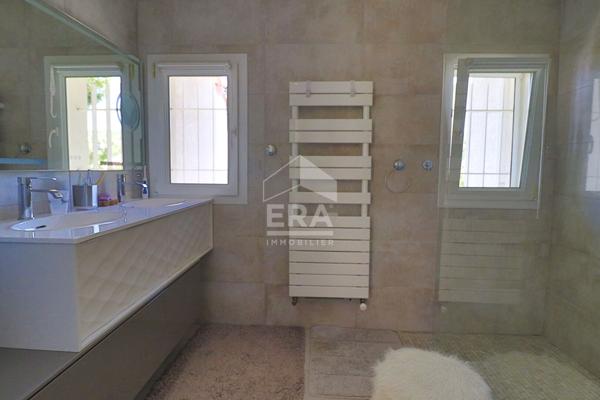 Maison Plan De Cuques 317 m², Prestations haut de gamme , piscine, grand terrain,