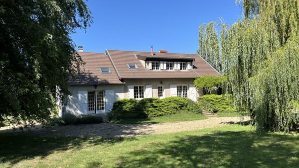 Belle maison familiale 12 pièces, 7 chambres, avec grand jardin et piscine