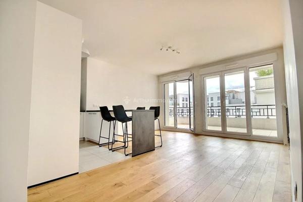 Vente                                                      Appartement
                        
                     3 pièces                      67 m2                     à Saint-Ouen-sur-Seine