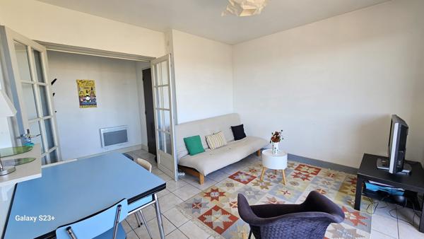 APPARTEMENT T2 TRES BIEN SITUE AVEC VUE DEGAGEE SUR LA VILLE