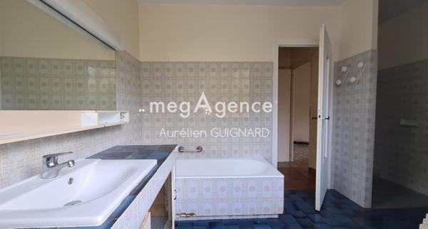 Maison à BRESSUIRE, 79300 - 8 pièces 126m²