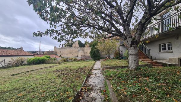 Maison à BRESSUIRE, 79300 - 8 pièces 126m²