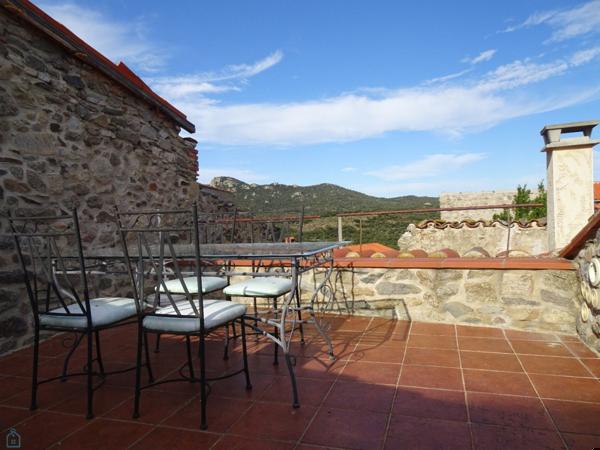 Ancienne grange en pierres rénovée esprit loft contemporain avec terrasse et cour