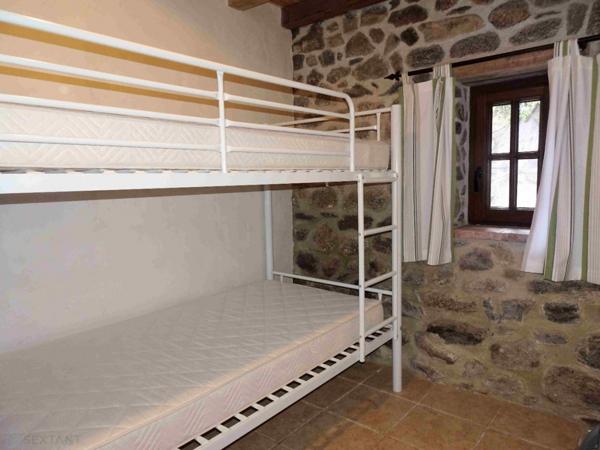 Ancienne grange en pierres rénovée esprit loft contemporain avec terrasse et cour