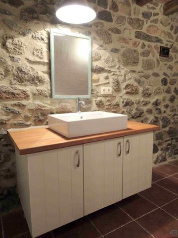 Ancienne grange en pierres rénovée esprit loft contemporain avec terrasse et cour