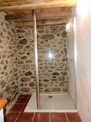 Ancienne grange en pierres rénovée esprit loft contemporain avec terrasse et cour