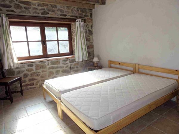 Ancienne grange en pierres rénovée esprit loft contemporain avec terrasse et cour