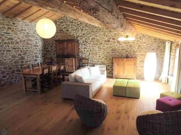 Ancienne grange en pierres rénovée esprit loft contemporain avec terrasse et cour