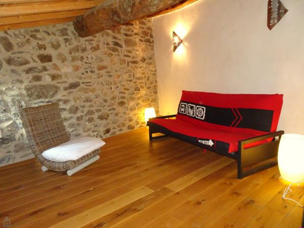 Ancienne grange en pierres rénovée esprit loft contemporain avec terrasse et cour