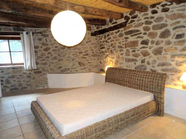 Ancienne grange en pierres rénovée esprit loft contemporain avec terrasse et cour