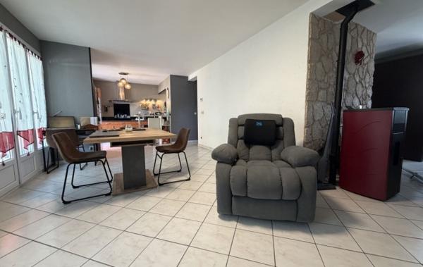 Vente Villa 127m² hab - pisine - terrain 819 m² Le pont-de-beauvoisin