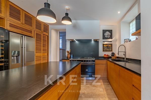 Exclusivité. Aix-en-Provence. Maison 1930, 5 chambres, centre ville, piscine, parking