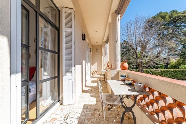 Exclusivité. Aix-en-Provence. Maison 1930, 5 chambres, centre ville, piscine, parking