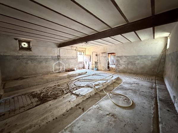 // Visite 3D sur demande // 

À MÉZIÈRES-EN-GÂTINAIS, à proximité de l’autoroute A19 et à seulement 20 minutes de Montargis en voiture, venez découvrir cette fermette à rénover offrant un beau potentiel.

Elle se compose d’une habitation à rénover ainsi que d’une dépendance d’environ 500 m², idéale pour un artisan, une activité professionnelle, du stockage ou un collectionneur.

Les toitures sont en très bon état, un véritable atout pour ce type de propriété.

Les + :

Fermette à rénover
Dépendance d’environ 500 m²
Toitures en très bon état
Idéal artisan ou collectionneur
Belle capacité de stockage
A19 à proximité
20 min de Montargis