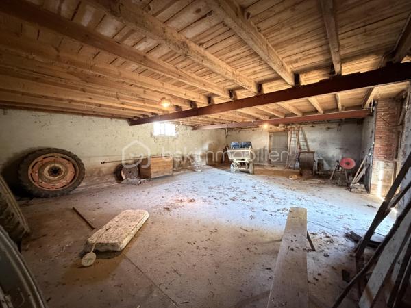 // Visite 3D sur demande // 

À MÉZIÈRES-EN-GÂTINAIS, à proximité de l’autoroute A19 et à seulement 20 minutes de Montargis en voiture, venez découvrir cette fermette à rénover offrant un beau potentiel.

Elle se compose d’une habitation à rénover ainsi que d’une dépendance d’environ 500 m², idéale pour un artisan, une activité professionnelle, du stockage ou un collectionneur.

Les toitures sont en très bon état, un véritable atout pour ce type de propriété.

Les + :

Fermette à rénover
Dépendance d’environ 500 m²
Toitures en très bon état
Idéal artisan ou collectionneur
Belle capacité de stockage
A19 à proximité
20 min de Montargis