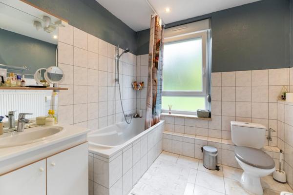 Immeuble de rapport  de 3 appartements (T2 et 2 T4) avec jardin, caves et garages