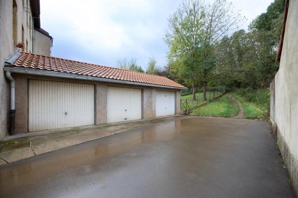 Immeuble de rapport  de 3 appartements (T2 et 2 T4) avec jardin, caves et garages