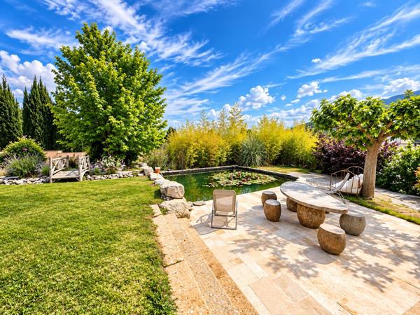 SISTERON - UN DOMAINE : DEUX MAISONS - 2 PISCINES - 9 000 m² de terrain