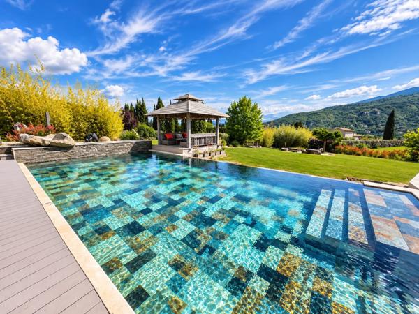 SISTERON - UN DOMAINE : DEUX MAISONS - 2 PISCINES - 9 000 m² de terrain