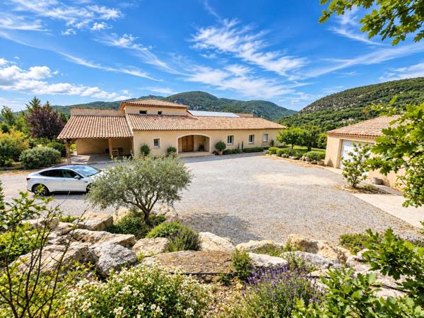 SISTERON - UN DOMAINE : DEUX MAISONS - 2 PISCINES - 9 000 m² de terrain