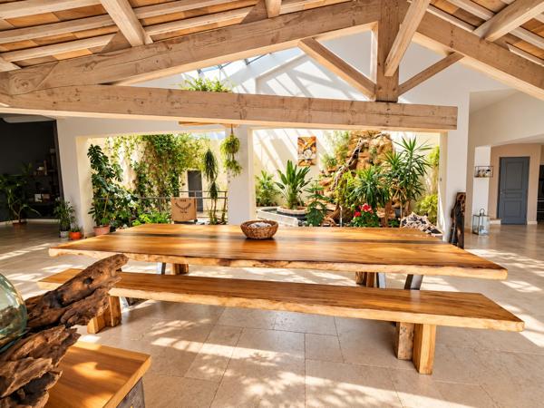 SISTERON - UN DOMAINE : DEUX MAISONS - 2 PISCINES - 9 000 m² de terrain