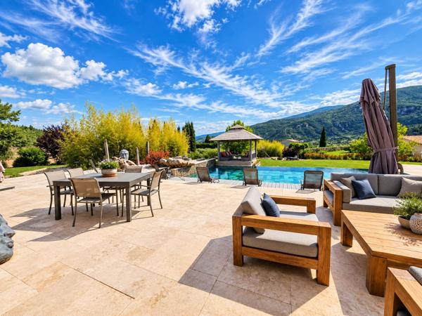 SISTERON - UN DOMAINE : DEUX MAISONS - 2 PISCINES - 9 000 m² de terrain