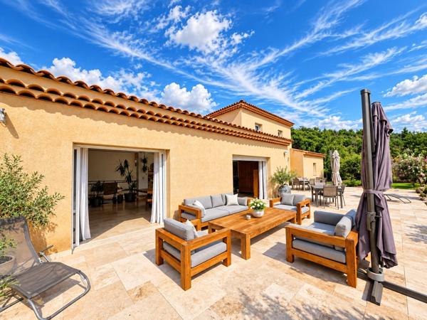SISTERON - UN DOMAINE : DEUX MAISONS - 2 PISCINES - 9 000 m² de terrain
