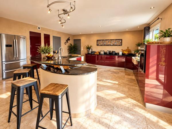 SISTERON - UN DOMAINE : DEUX MAISONS - 2 PISCINES - 9 000 m² de terrain