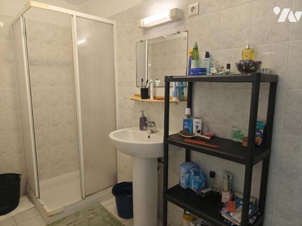 Ensemble immobilier composé de trois logements, garage et local technique