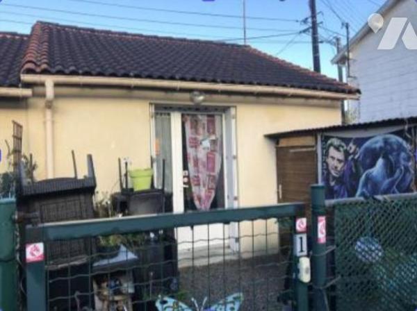 Ensemble immobilier composé de trois logements, garage et local technique