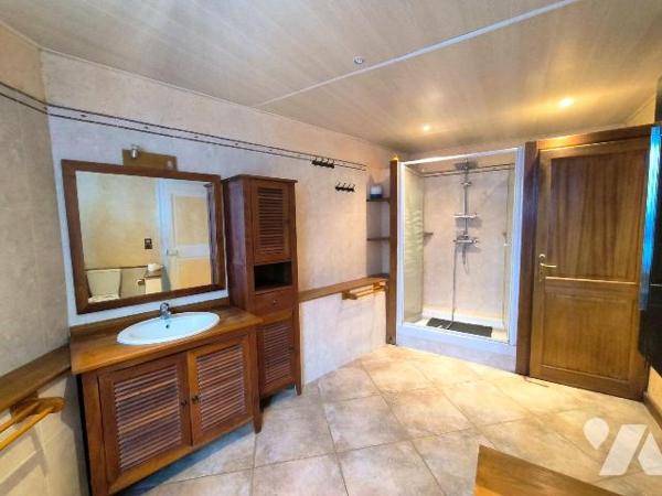 Cette maison se situe sur la commune de Louviers, proche de toutes les commodités. Elle se comp...