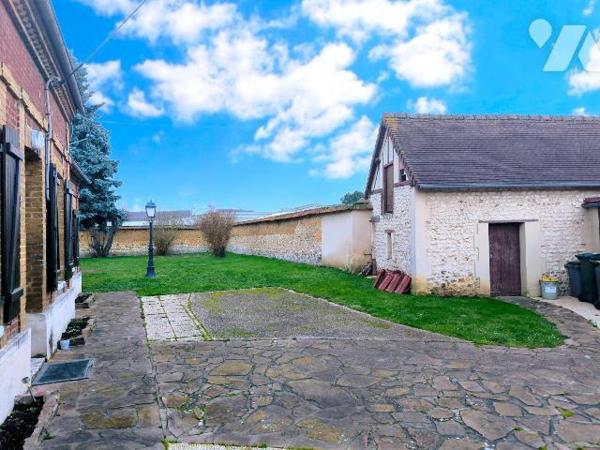 Cette maison se situe sur la commune de Louviers, proche de toutes les commodités. Elle se comp...