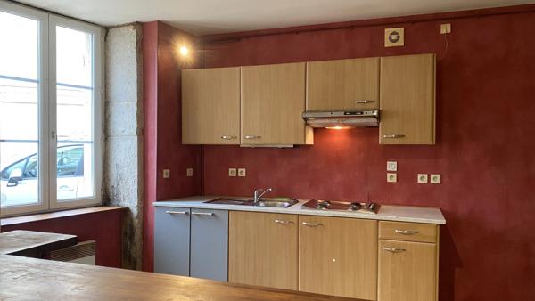 Charmante maison de village en pierre avec grange indépendante-2 chambres- L'ISLE SUR SEREIN (89)