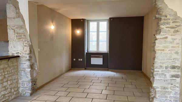 Charmante maison de village en pierre avec grange indépendante-2 chambres- L'ISLE SUR SEREIN (89)