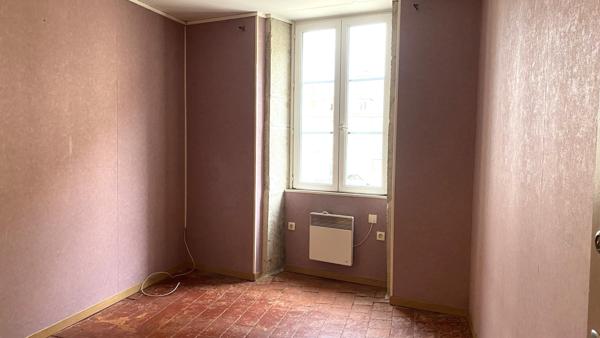 Charmante maison de village en pierre avec grange indépendante-2 chambres- L'ISLE SUR SEREIN (89)