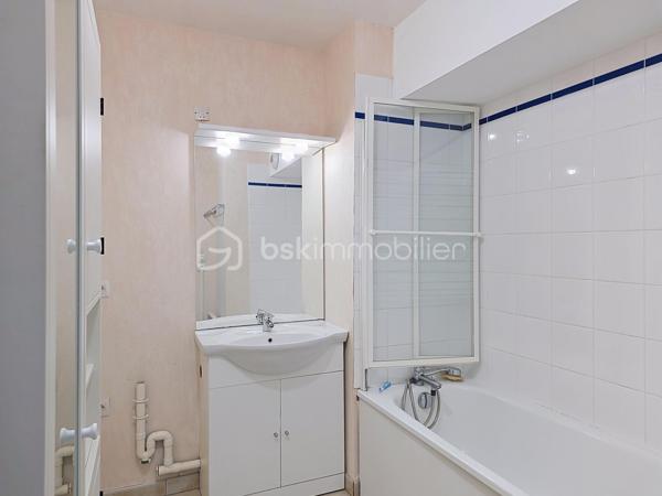 Bel appartement T3 lumineux dans résidence sécurisée.
Découvrez ce charmant appartement T3 situé au 2e et dernier étage d'une résidence calme et sécurisée. Il se compose d'une entrée donnant sur la pièce de vie très lumineuse de 21m² env, ainsi que d'une cuisine équipée fonctionnelle. L'espace nuit offre deux chambres confortables dont une avec dressing, une salle de bain avec baignoire + meuble vasque.
Aucuns travaux à prévoir !!! 
Portail sécurisé et digicode 
Points forts : Très calme,  luminosité, résidence sécurisée, fonctionnalité, rénové, double stationnement.
Parfait pour un couple, une petite famille ou un investissement locatif.
Chauffage individuel électrique.
Libre de suite !
A visiter sans tarder !!!