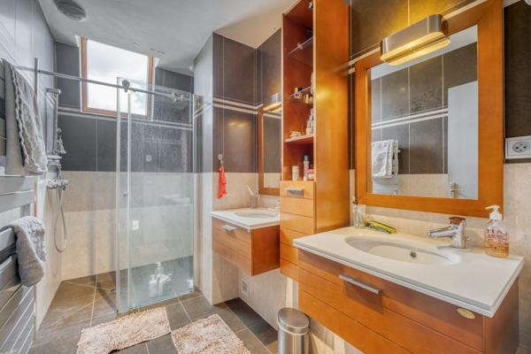 Maison
         6 pièces
        - 130 m² 670 000 € *