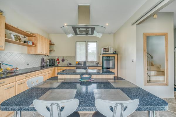 Maison
         6 pièces
        - 130 m² 670 000 € *