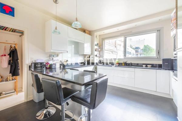 Appartement
         6 pièces
        - 155 m² Bien prestige 1 650 000 € *