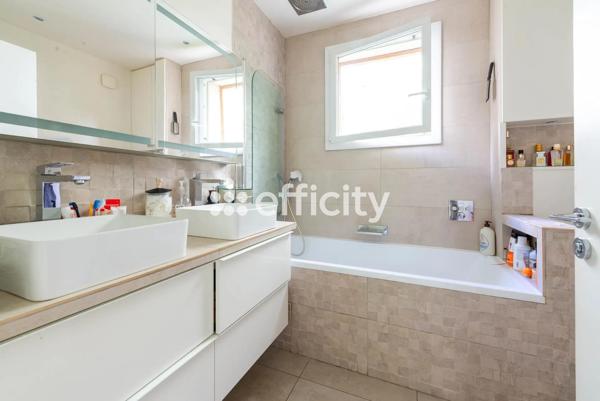 Appartement
         6 pièces
        - 155 m² Bien prestige 1 650 000 € *