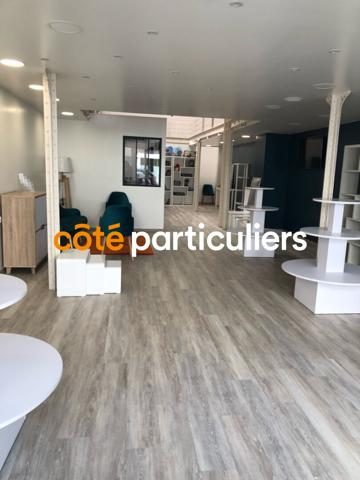Vente
                Immeuble281 m² - 10 Pièces -
                    LA ROCHE SUR YON (85000)