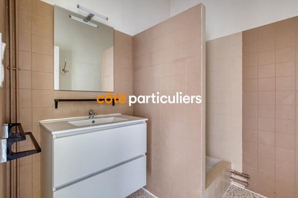 Vente
                Immeuble281 m² - 10 Pièces -
                    LA ROCHE SUR YON (85000)