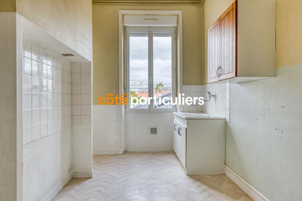 Vente
                Immeuble281 m² - 10 Pièces -
                    LA ROCHE SUR YON (85000)
