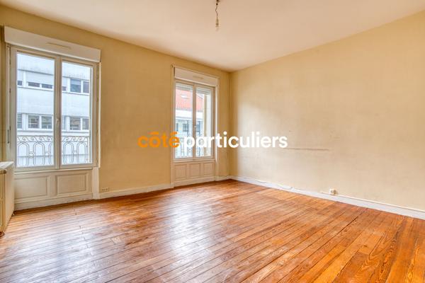 Vente
                Immeuble281 m² - 10 Pièces -
                    LA ROCHE SUR YON (85000)