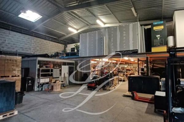 Location - ENTREPOT 1030 m 2