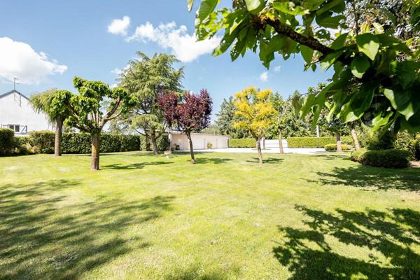 LIEUX UNIQUES ® x PROPRIÉTÉS PRIVÉES ® PROPOSE GARAGE DE 83 M² ET BUCHER DE 28 M² SUR TERRAIN DE 1502 M²