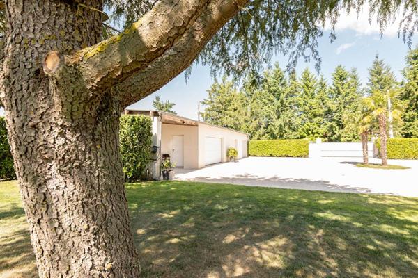LIEUX UNIQUES ® x PROPRIÉTÉS PRIVÉES ® PROPOSE GARAGE DE 83 M² ET BUCHER DE 28 M² SUR TERRAIN DE 1502 M²