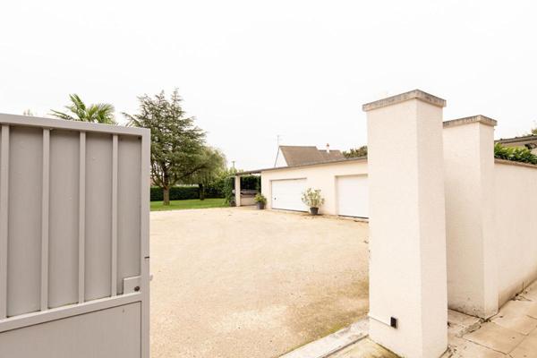 LIEUX UNIQUES ® x PROPRIÉTÉS PRIVÉES ® PROPOSE GARAGE DE 83 M² ET BUCHER DE 28 M² SUR TERRAIN DE 1502 M²