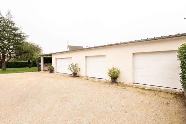 LIEUX UNIQUES ® x PROPRIÉTÉS PRIVÉES ® PROPOSE GARAGE DE 83 M² ET BUCHER DE 28 M² SUR TERRAIN DE 1502 M²
